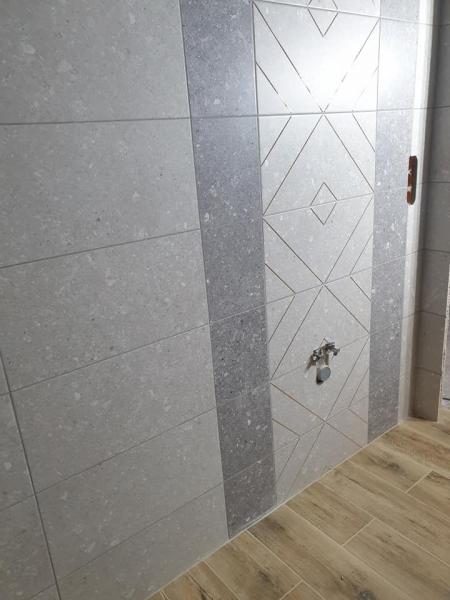 marmurowa ściana w łazience